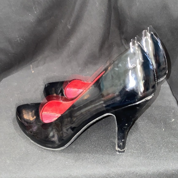 Unlisted black patent leather heels. - Picture 3 of 6